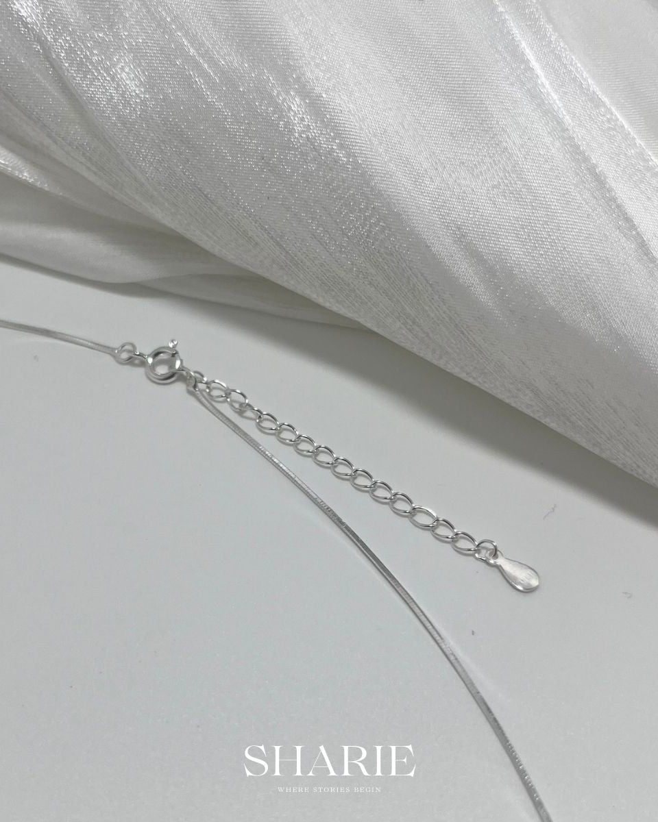 Discover the enchanting P00257-PN0055 Ribbon Snake Chain Necklace in premium 925 silver. Fluid snake chain entwines with delicate ribbon motifs, blending serpentine grace and whimsical elegance for timeless sophistication and everyday luxury.
#P00257Necklace #RibbonSnakeChain #925SilverJewelry #SnakeChainNecklace #RibbonPendant #FashionNecklace #SilverSnake #LuxuryAccessories #ElegantChain #WhimsicalJewelry
#P00257項鍊 #緞帶蛇鏈 #925銀飾 #蛇鏈項鍊 #緞帶吊墜 #時尚項鍊 #銀蛇鏈 #奢華配件 #優雅鏈 #奇幻珠寶