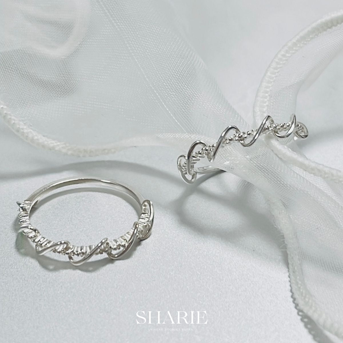 Discover the exquisite PR0016 Twining Ring in premium 925 silver. Intricate intertwined vines embrace your finger with organic elegance, blending nature-inspired design and timeless sophistication for everyday luxury.
#PR0016Ring #TwiningRing #925SilverJewelry #VineRing #NatureInspiredJewelry #FashionRing #SilverBand #LuxuryAccessories #ElegantRing #OrganicDesign
#PR0016戒指 #纏繞戒 #925銀飾 #藤蔓戒指 #自然靈感珠寶 #時尚戒指 #銀細環 #奢華配件 #優雅戒指 #有機設計