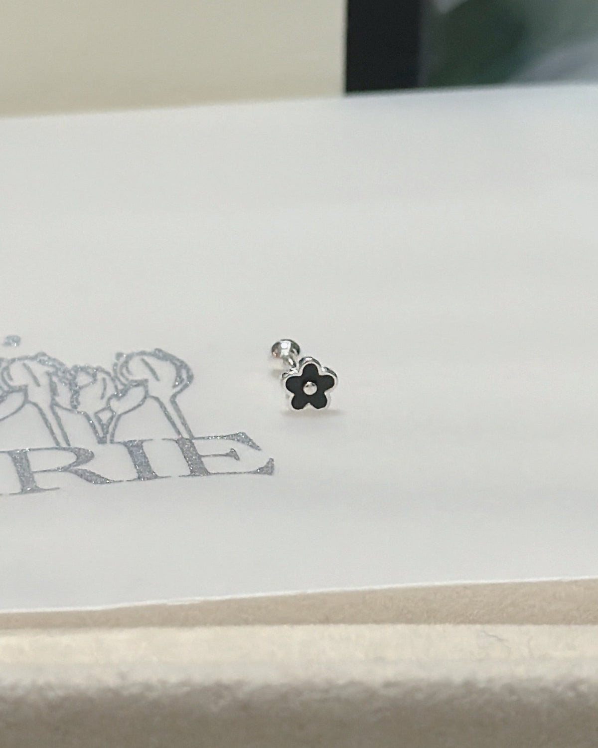 #669 | Small Black Daisy Piercing - Screw-back | 925 Silver