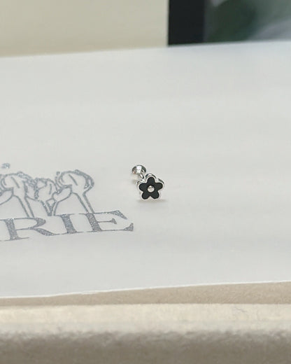 #669 | Small Black Daisy Piercing - Screw-back | 925 Silver