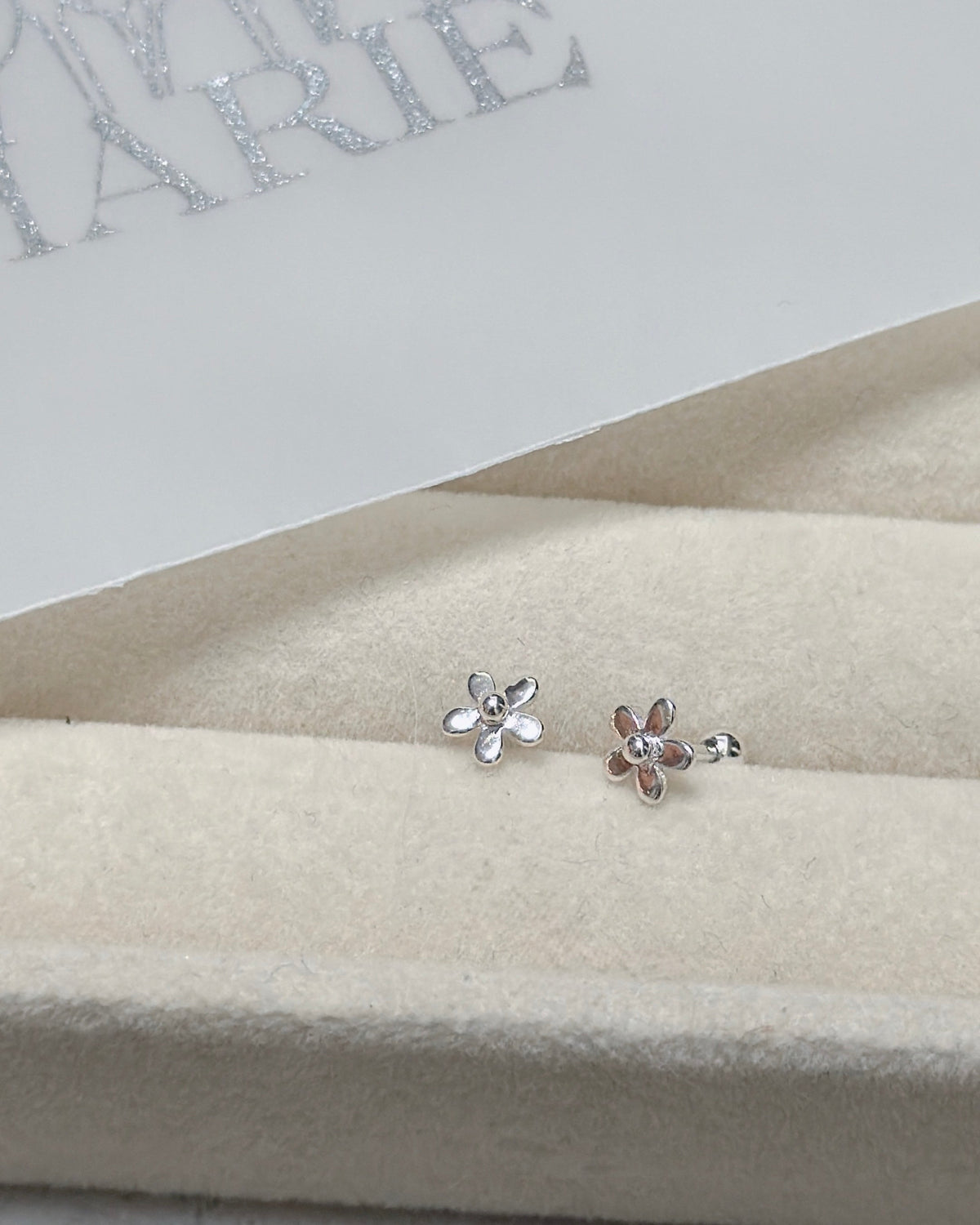 #665 | Small Daisy Piercing - Screw-back | 925 Silver