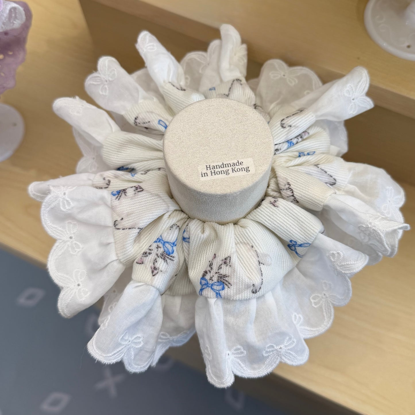 F1 | 燈芯絨白色貓貓 | 髮圈 Scrunchie | DOBIBEAU