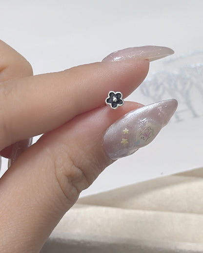 #669 | Small Black Daisy Piercing - Screw-back | 925 Silver
