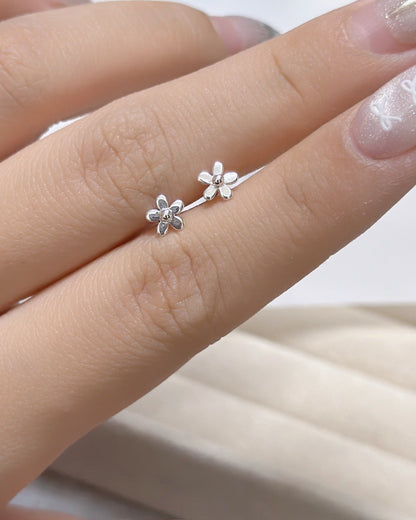 #665 | Small Daisy Piercing - Screw-back | 925 Silver