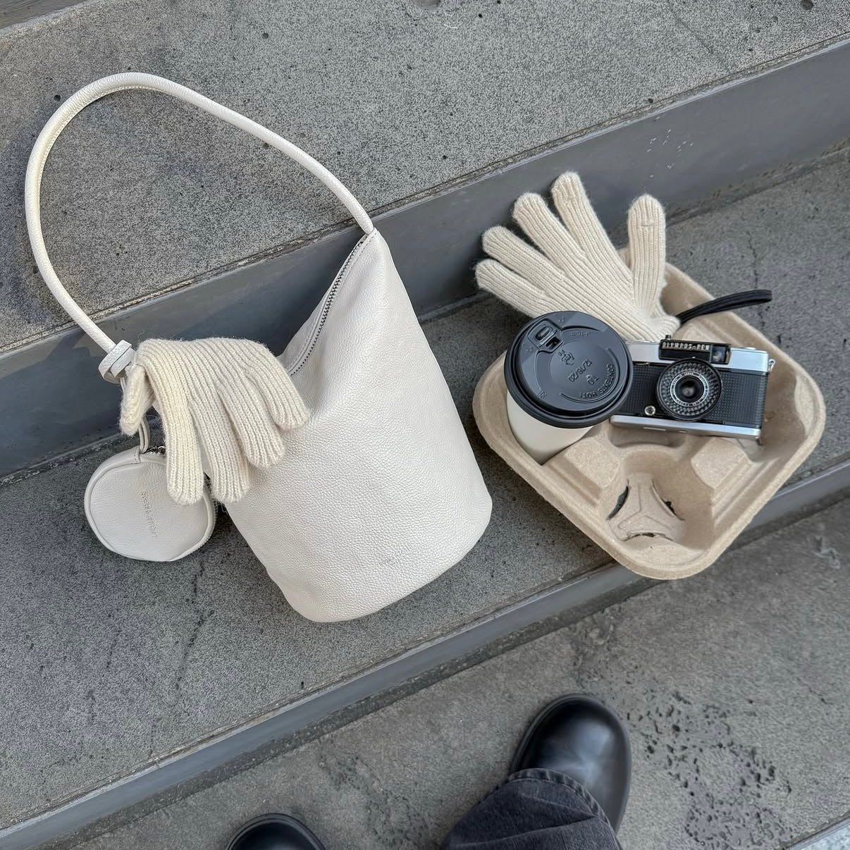 leather bag, bucket bag, cowhide bag, bucks and leather, coin bag, genuine leather bag, made in korea, bag from korea, 韓國製造，韓國真皮袋，韓國設計師品牌，牛皮袋，媽咪袋，mommy bag
