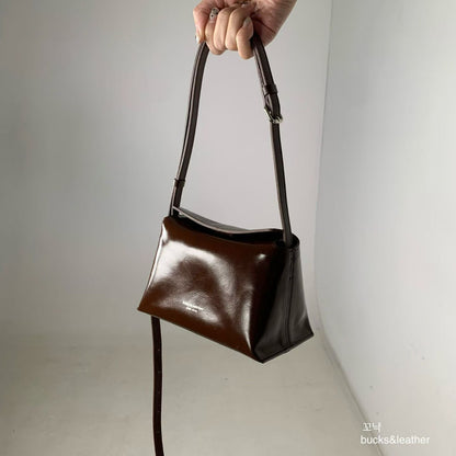 leather bag, hobo bag, cowhide bag, bucks and leather, coin bag, genuine leather bag, made in korea, bag from korea, 韓國製造，韓國真皮袋，韓國設計師品牌，牛皮袋，媽咪袋，mommy bag, hobo袋，韓國代購