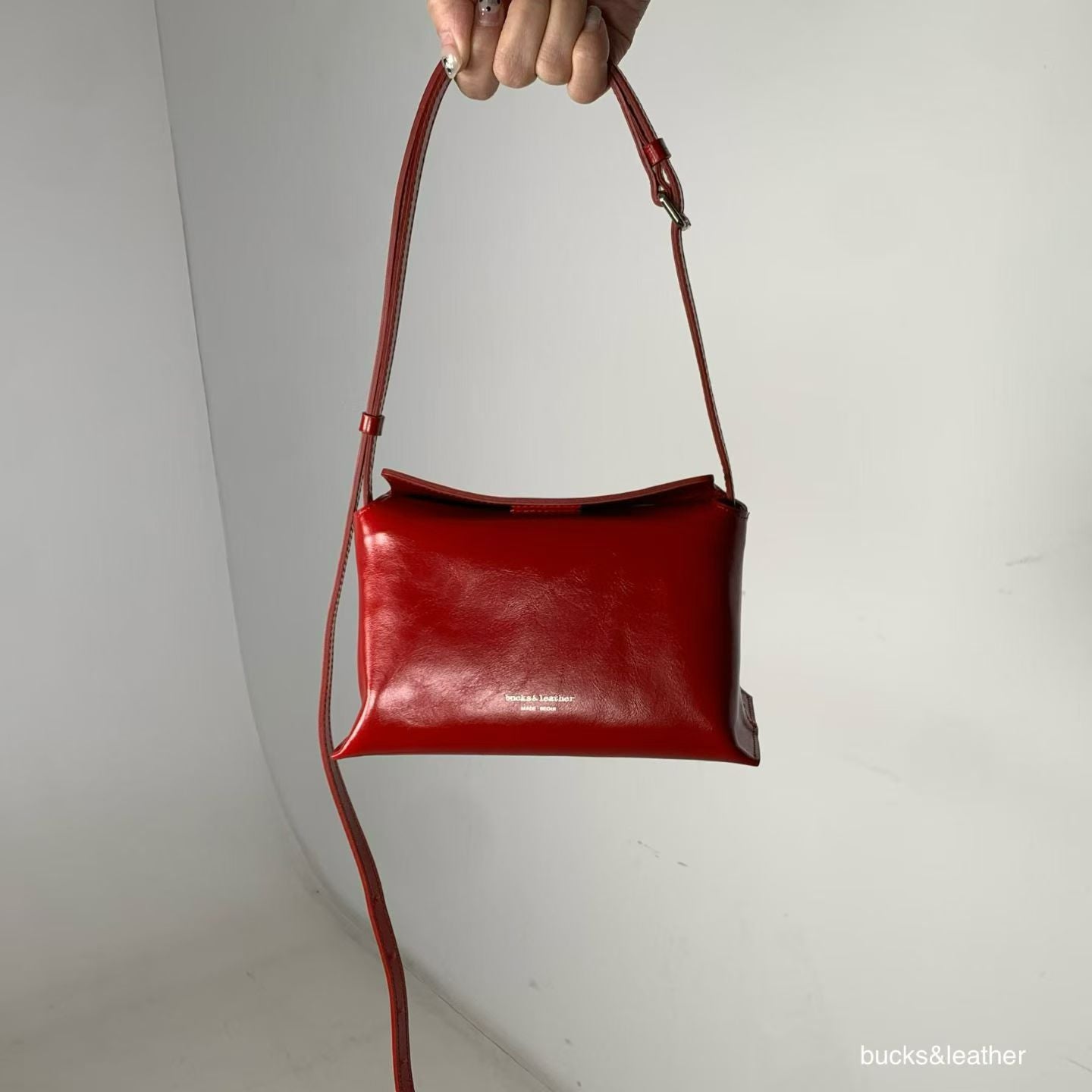 leather bag, hobo bag, cowhide bag, bucks and leather, coin bag, genuine leather bag, made in korea, bag from korea, 韓國製造，韓國真皮袋，韓國設計師品牌，牛皮袋，媽咪袋，mommy bag, hobo袋，韓國代購