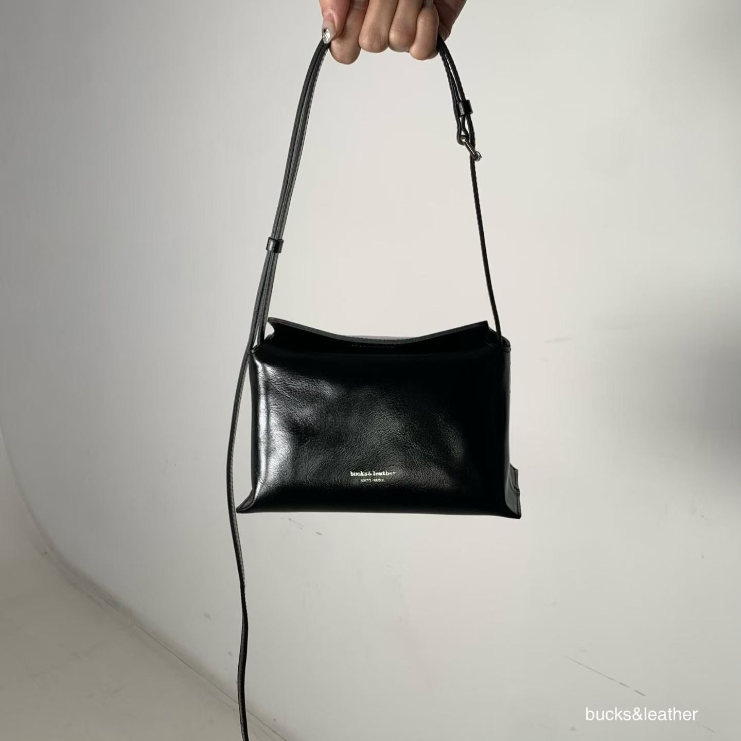 leather bag, hobo bag, cowhide bag, bucks and leather, coin bag, genuine leather bag, made in korea, bag from korea, 韓國製造，韓國真皮袋，韓國設計師品牌，牛皮袋，媽咪袋，mommy bag, hobo袋，韓國代購