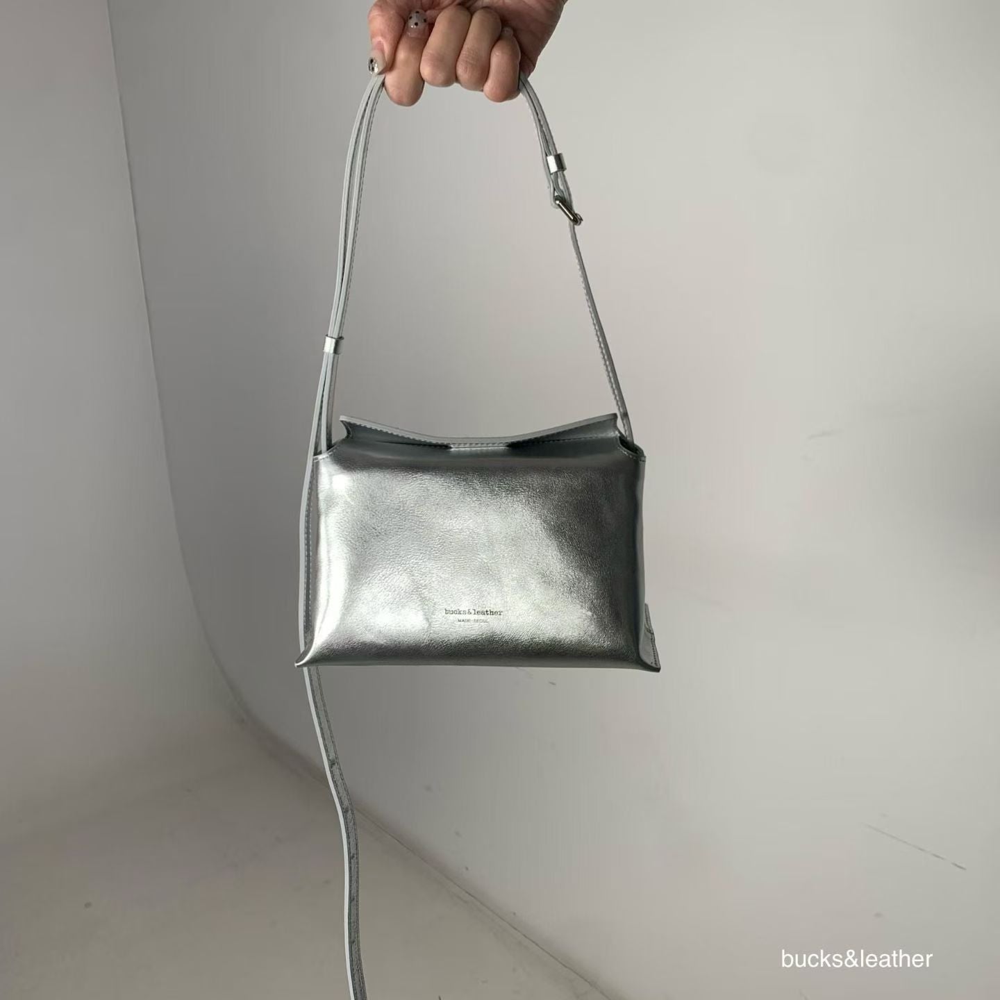 leather bag, hobo bag, cowhide bag, bucks and leather, coin bag, genuine leather bag, made in korea, bag from korea, 韓國製造，韓國真皮袋，韓國設計師品牌，牛皮袋，媽咪袋，mommy bag, hobo袋，韓國代購
