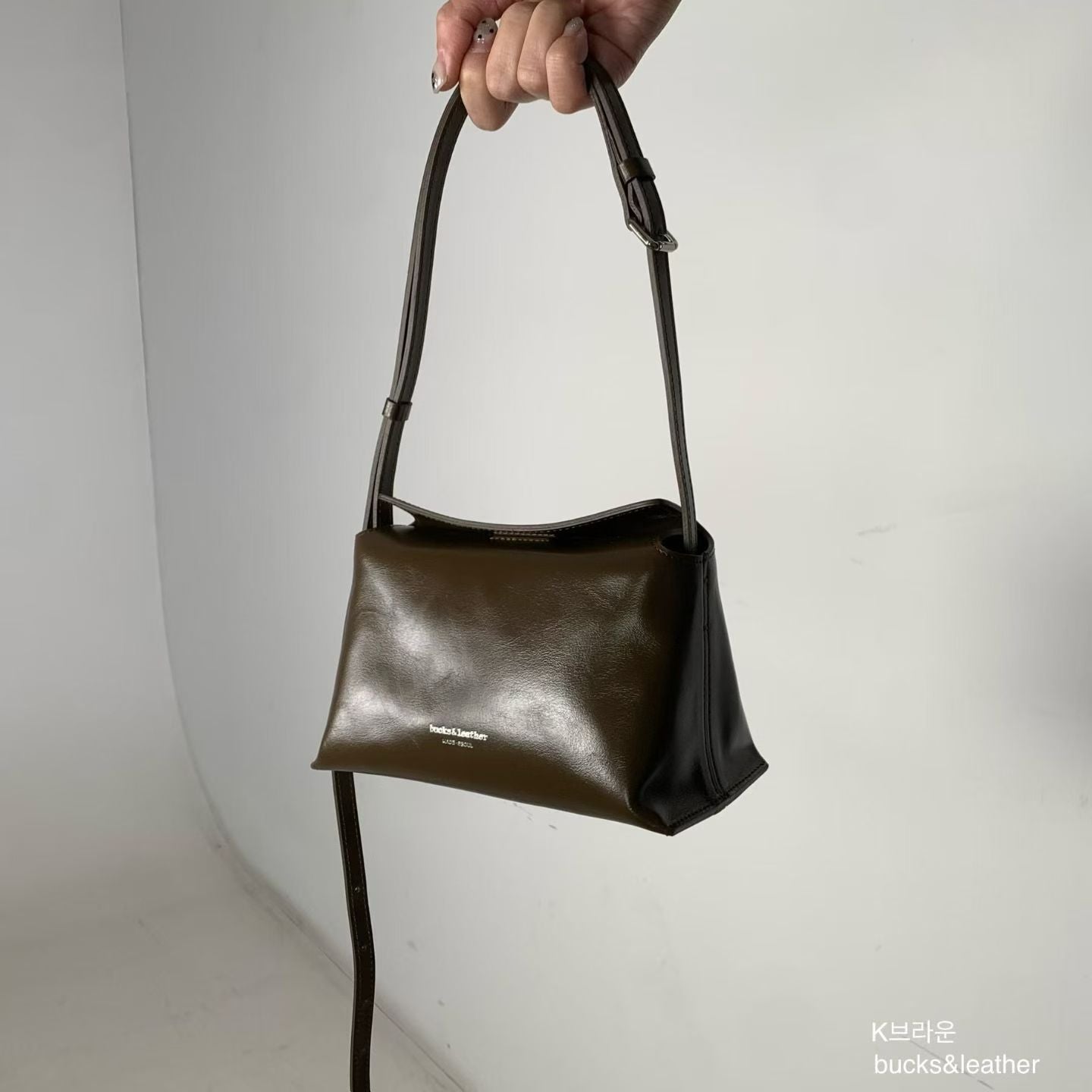 leather bag, hobo bag, cowhide bag, bucks and leather, coin bag, genuine leather bag, made in korea, bag from korea, 韓國製造，韓國真皮袋，韓國設計師品牌，牛皮袋，媽咪袋，mommy bag, hobo袋，韓國代購
