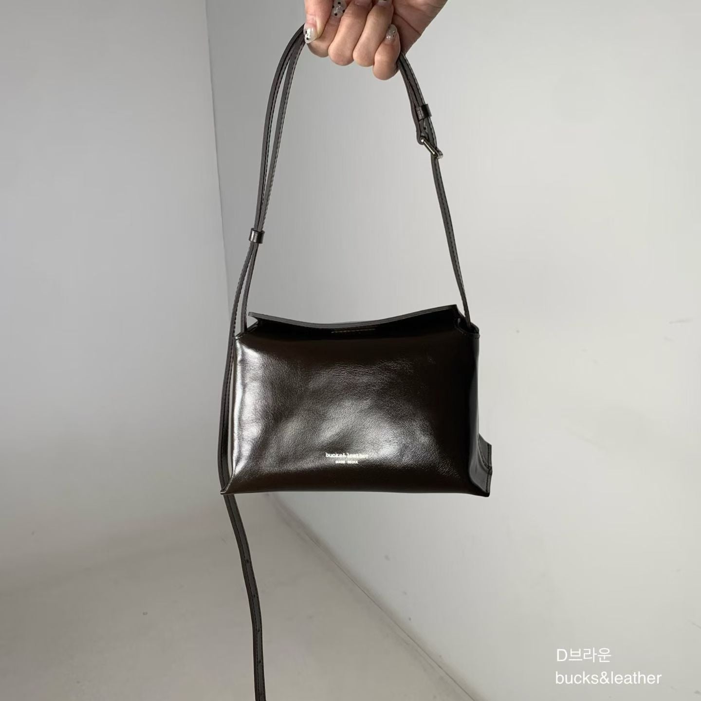 leather bag, hobo bag, cowhide bag, bucks and leather, coin bag, genuine leather bag, made in korea, bag from korea, 韓國製造，韓國真皮袋，韓國設計師品牌，牛皮袋，媽咪袋，mommy bag, hobo袋，韓國代購