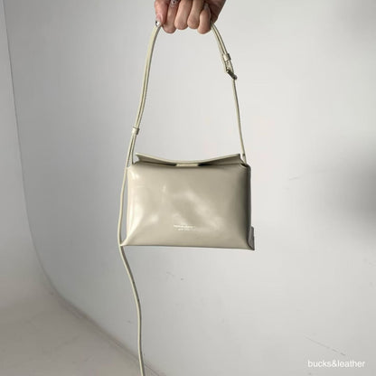 leather bag, hobo bag, cowhide bag, bucks and leather, coin bag, genuine leather bag, made in korea, bag from korea, 韓國製造，韓國真皮袋，韓國設計師品牌，牛皮袋，媽咪袋，mommy bag, hobo袋，韓國代購