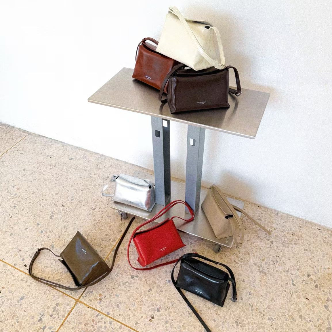 leather bag, hobo bag, cowhide bag, bucks and leather, coin bag, genuine leather bag, made in korea, bag from korea, 韓國製造，韓國真皮袋，韓國設計師品牌，牛皮袋，媽咪袋，mommy bag, hobo袋，韓國代購