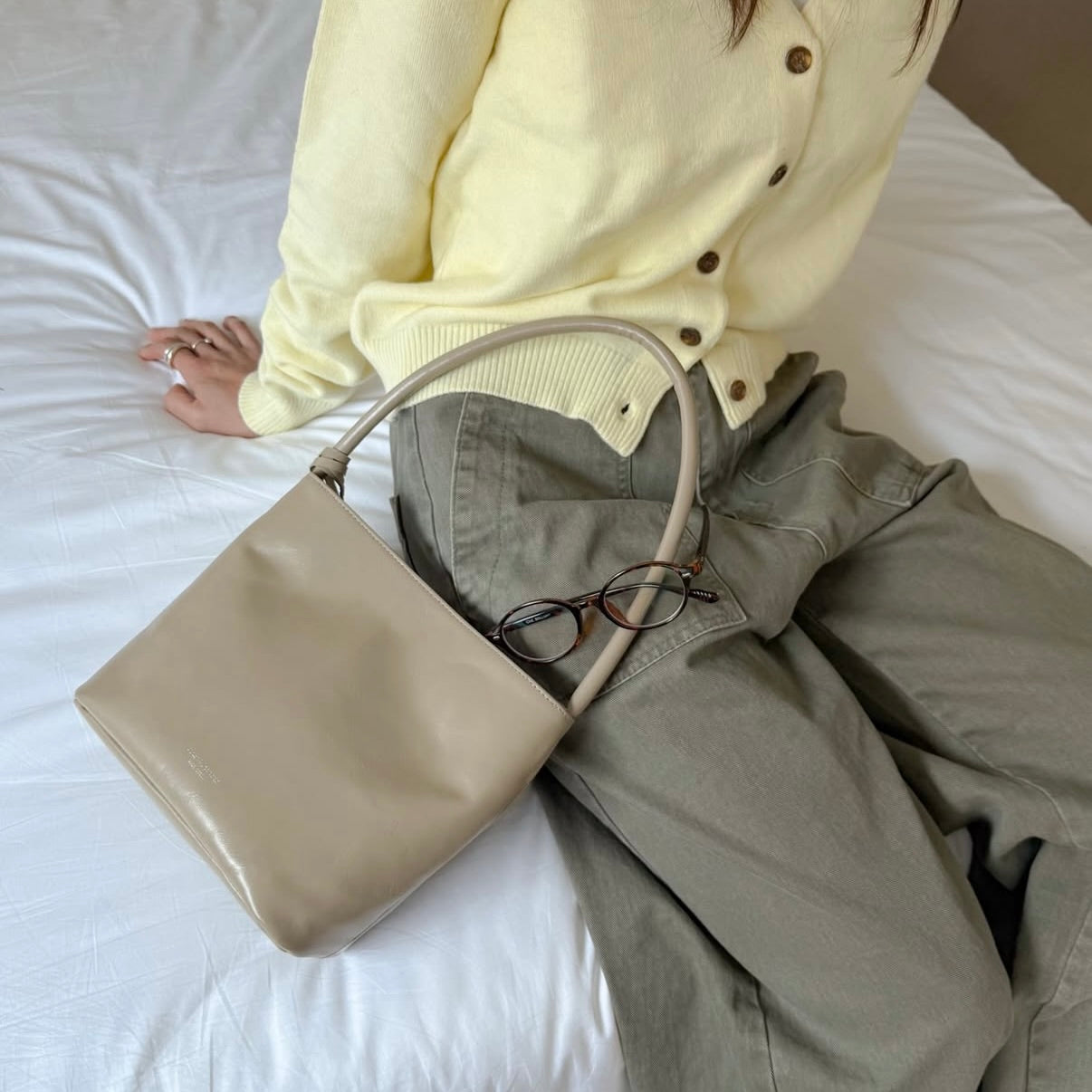 leather bag, hobo bag, cowhide bag, bucks and leather, coin bag, genuine leather bag, made in korea, bag from korea, 韓國製造，韓國真皮袋，韓國設計師品牌，牛皮袋，媽咪袋，mommy bag, hobo袋，韓國代購