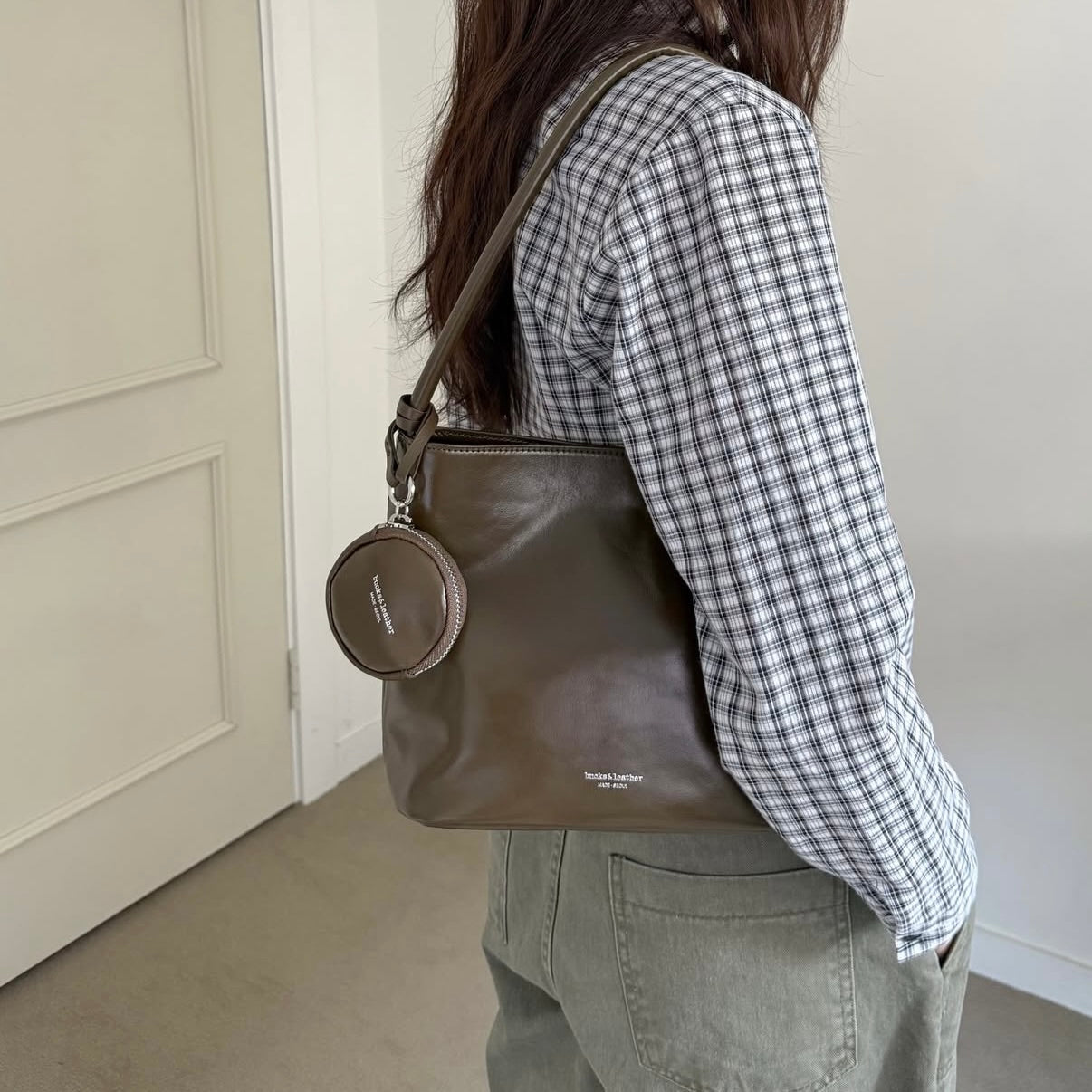 leather bag, hobo bag, cowhide bag, bucks and leather, coin bag, genuine leather bag, made in korea, bag from korea, 韓國製造，韓國真皮袋，韓國設計師品牌，牛皮袋，媽咪袋，mommy bag, hobo袋，韓國代購