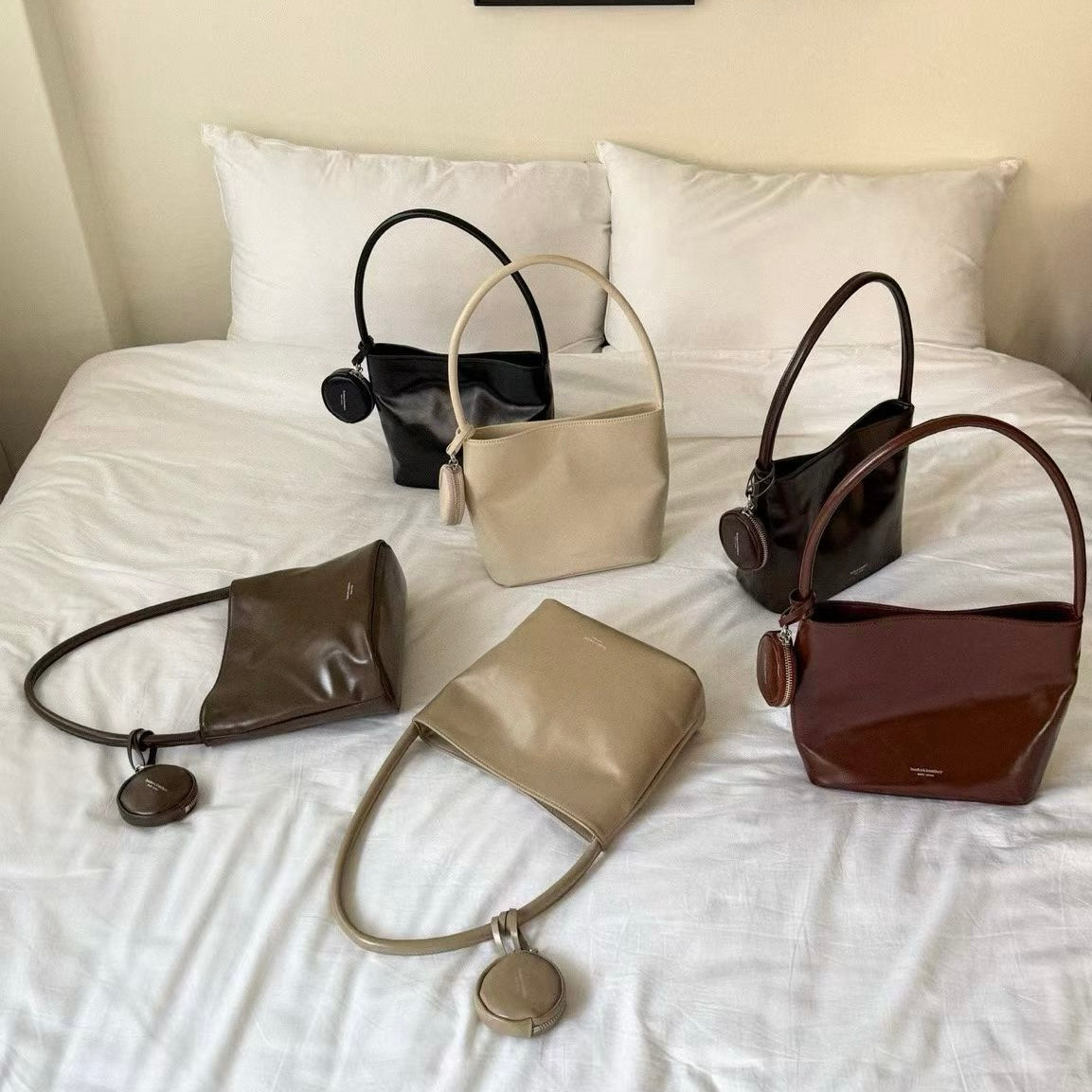 leather bag, hobo bag, cowhide bag, bucks and leather, coin bag, genuine leather bag, made in korea, bag from korea, 韓國製造，韓國真皮袋，韓國設計師品牌，牛皮袋，媽咪袋，mommy bag, hobo袋，韓國代購