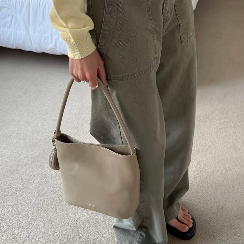 leather bag, hobo bag, cowhide bag, bucks and leather, coin bag, genuine leather bag, made in korea, bag from korea, 韓國製造，韓國真皮袋，韓國設計師品牌，牛皮袋，媽咪袋，mommy bag, hobo袋，韓國代購