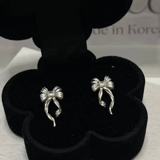 Discover the elegant E42 The Bow Earrings, crafted from premium 925 silver for a timeless shine. This Korea-inspired accessory features delicate bow motifs, perfect for everyday glamour or special occasions. Hypoallergenic, lightweight, and versatile—elevate your style with subtle sophistication. Ideal for fashion enthusiasts seeking affordable luxury.

#SilverEarrings, #925SterlingSilver, #SterlingSilverEarrings, #SilverJewelry, #HandmadeEarrings, #StatementEarrings, #EarringStyle, #MinimalistEarring