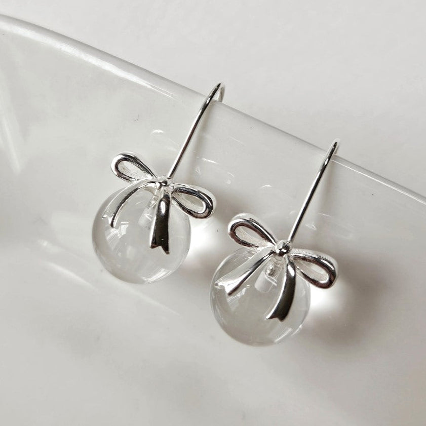 Discover the enchanting E32 Ribbon Crystal Ball Hoop Earrings in premium 925 silver. Delicate ribbons embrace sparkling crystal balls, blending elegance and whimsy for everyday luxury. Perfect statement hoops for sophisticated style.
#E32Earrings #CrystalHoopEarrings #925SilverJewelry #RibbonEarrings #FashionJewelry #ElegantHoops #CrystalBallEarrings #SilverHoops #LuxuryAccessories #StatementEarrings
#E32耳環 #水晶環形耳環 #925銀飾 #緞帶耳環 #時尚珠寶 #優雅環耳環 #水晶球耳環 #銀環耳環 #奢華配件 #造型耳環