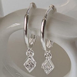 E44 Rhombus Hoop Earrings: Bold 925 silver geometric hoops from Korea. Lightweight, hypoallergenic, modern edge for daily chic. Perfect Christmas sparkle!
#SilverEarrings, #925SterlingSilver, #SterlingSilverEarrings, #SilverJewelry, #HandmadeEarrings, #StatementEarrings, #EarringStyle, #MinimalistEarrings, #FashionJewelry, #JewelryAddict, #ChristmasGift, #GiftIdea
#925純銀耳環, #銀飾耳環, #韓國飾品, #幾何耳環, #時尚銀飾, #手工耳環, #造型耳環, #極簡耳飾, #潮流飾品, #銀飾控, #聖誕禮物