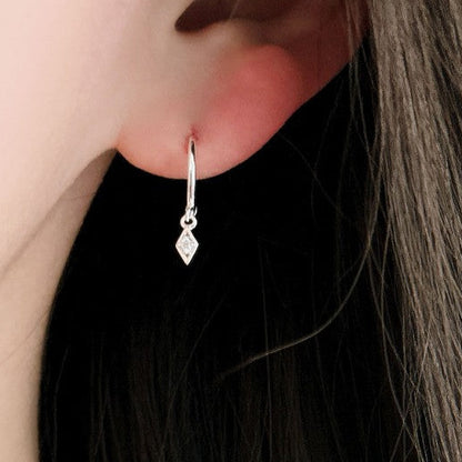 E44 Rhombus Hoop Earrings: Bold 925 silver geometric hoops from Korea. Lightweight, hypoallergenic, modern edge for daily chic. Perfect Christmas sparkle!

#SilverEarrings, #925SterlingSilver, #SterlingSilverEarrings, #SilverJewelry, #HandmadeEarrings, #StatementEarrings, #EarringStyle, #MinimalistEarrings, #FashionJewelry, #JewelryAddict, #ChristmasGift, #GiftIdea

#925純銀耳環, #銀飾耳環, #韓國飾品, #幾何耳環, #時尚銀飾, #手工耳環, #造型耳環, #極簡耳飾, #潮流飾品, #銀飾控, #聖誕禮物