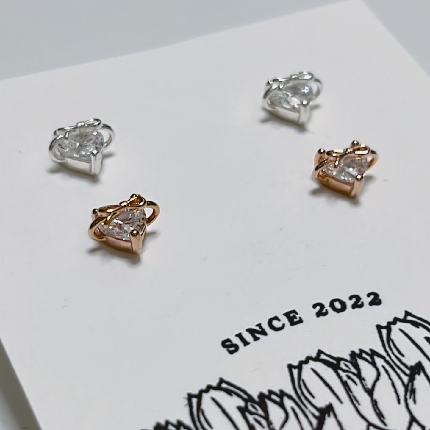 Discover the romantic Heart Shaped Gift Set in premium 925 silver. Delicate heart motifs sparkle across necklace, bracelet, earrings, and ring – the perfect timeless expression of love and everyday elegance.
#HeartJewelrySet #925SilverSet #HeartNecklace #HeartBracelet #HeartEarrings #HeartRing #GiftForHer #ValentinesJewelry #LoveSet #LuxurySilver
#心形套裝 #925銀飾套裝 #心形項鍊 #心形手鐲 #心形耳環 #心形戒指 #情人節禮物 #愛心得飾 #浪漫珠寶 #奢華銀飾