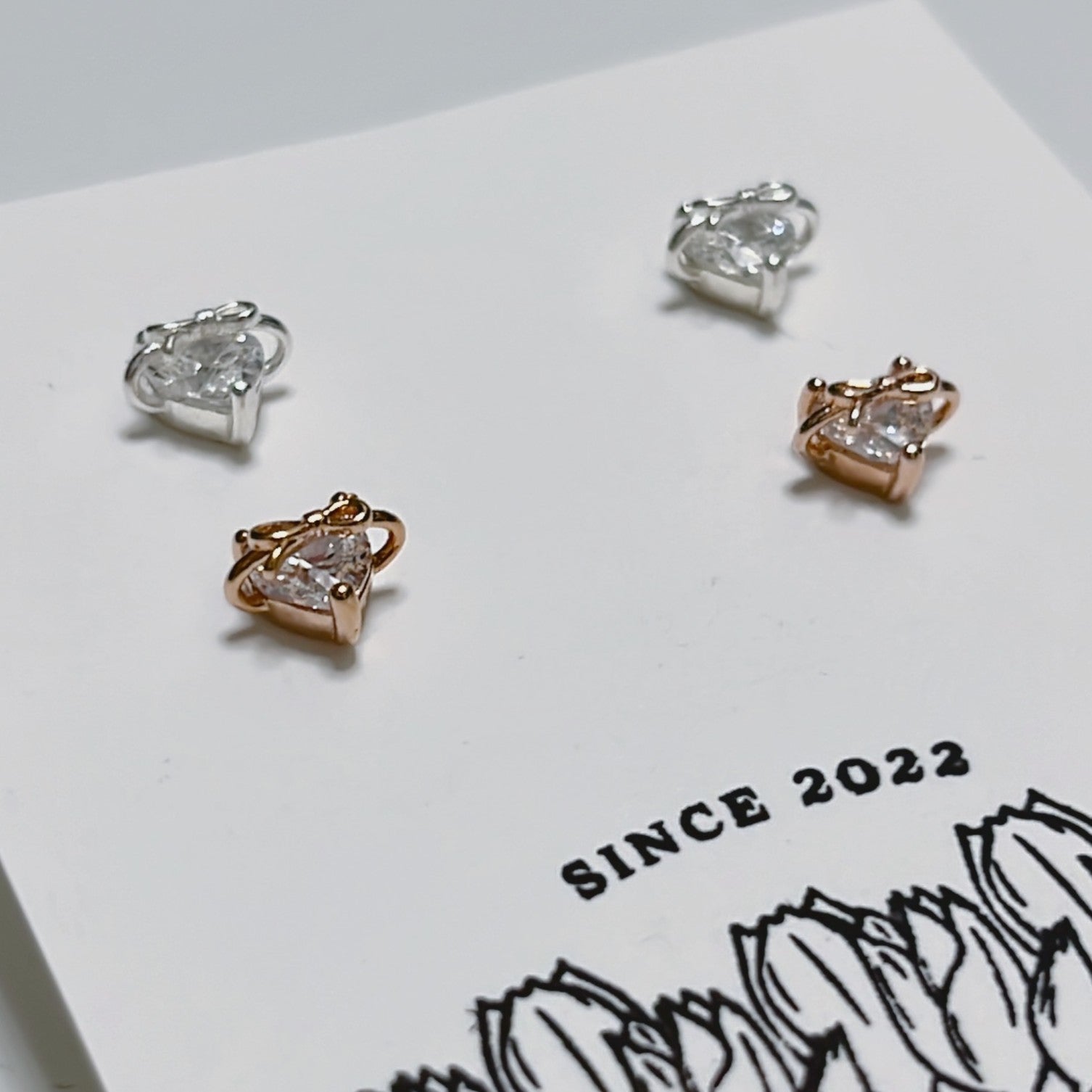 Discover the romantic Heart Shaped Gift Set in premium 925 silver. Delicate heart motifs sparkle across necklace, bracelet, earrings, and ring – the perfect timeless expression of love and everyday elegance.
#HeartJewelrySet #925SilverSet #HeartNecklace #HeartBracelet #HeartEarrings #HeartRing #GiftForHer #ValentinesJewelry #LoveSet #LuxurySilver
#心形套裝 #925銀飾套裝 #心形項鍊 #心形手鐲 #心形耳環 #心形戒指 #情人節禮物 #愛心得飾 #浪漫珠寶 #奢華銀飾