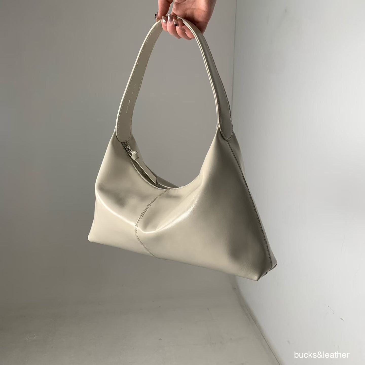 leather bag, hobo bag, cowhide bag, bucks and leather, coin bag, genuine leather bag, made in korea, bag from korea, 韓國製造，韓國真皮袋，韓國設計師品牌，牛皮袋，媽咪袋，mommy bag, hobo袋，韓國代購