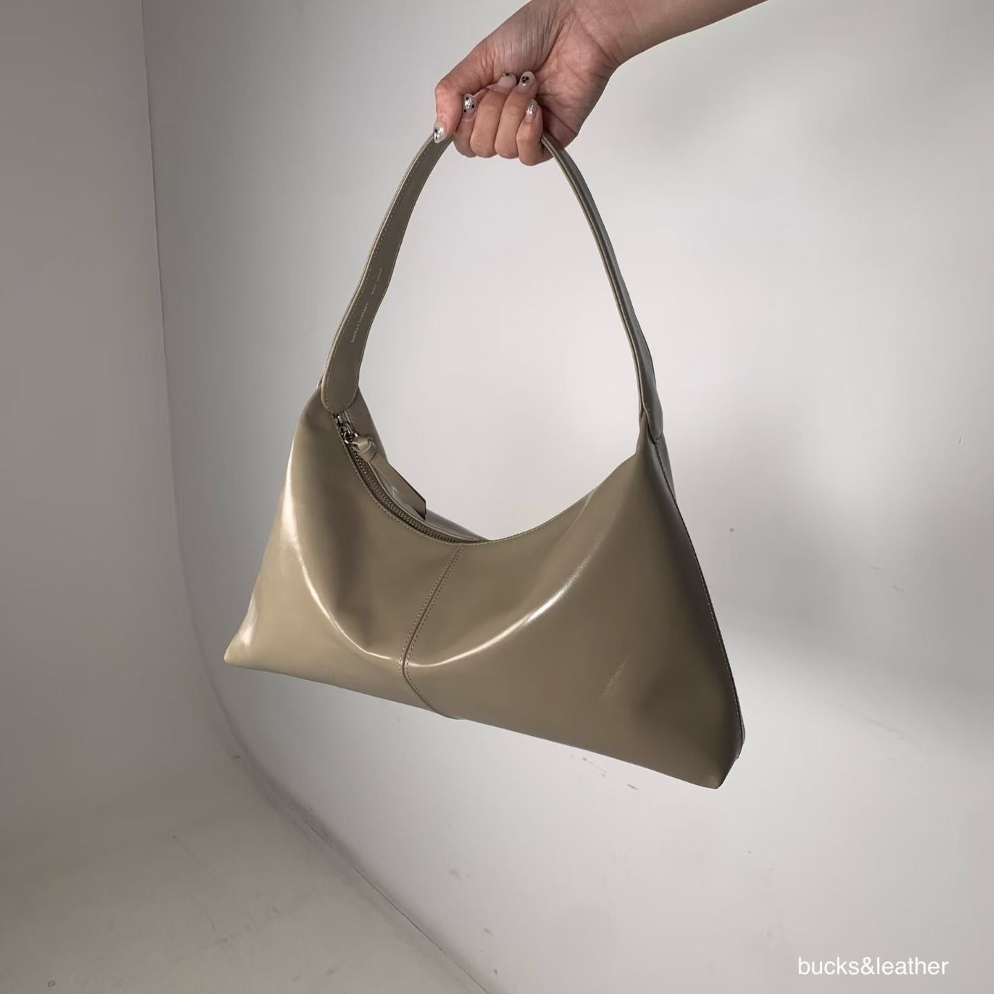leather bag, hobo bag, cowhide bag, bucks and leather, coin bag, genuine leather bag, made in korea, bag from korea, 韓國製造，韓國真皮袋，韓國設計師品牌，牛皮袋，媽咪袋，mommy bag, hobo袋，韓國代購