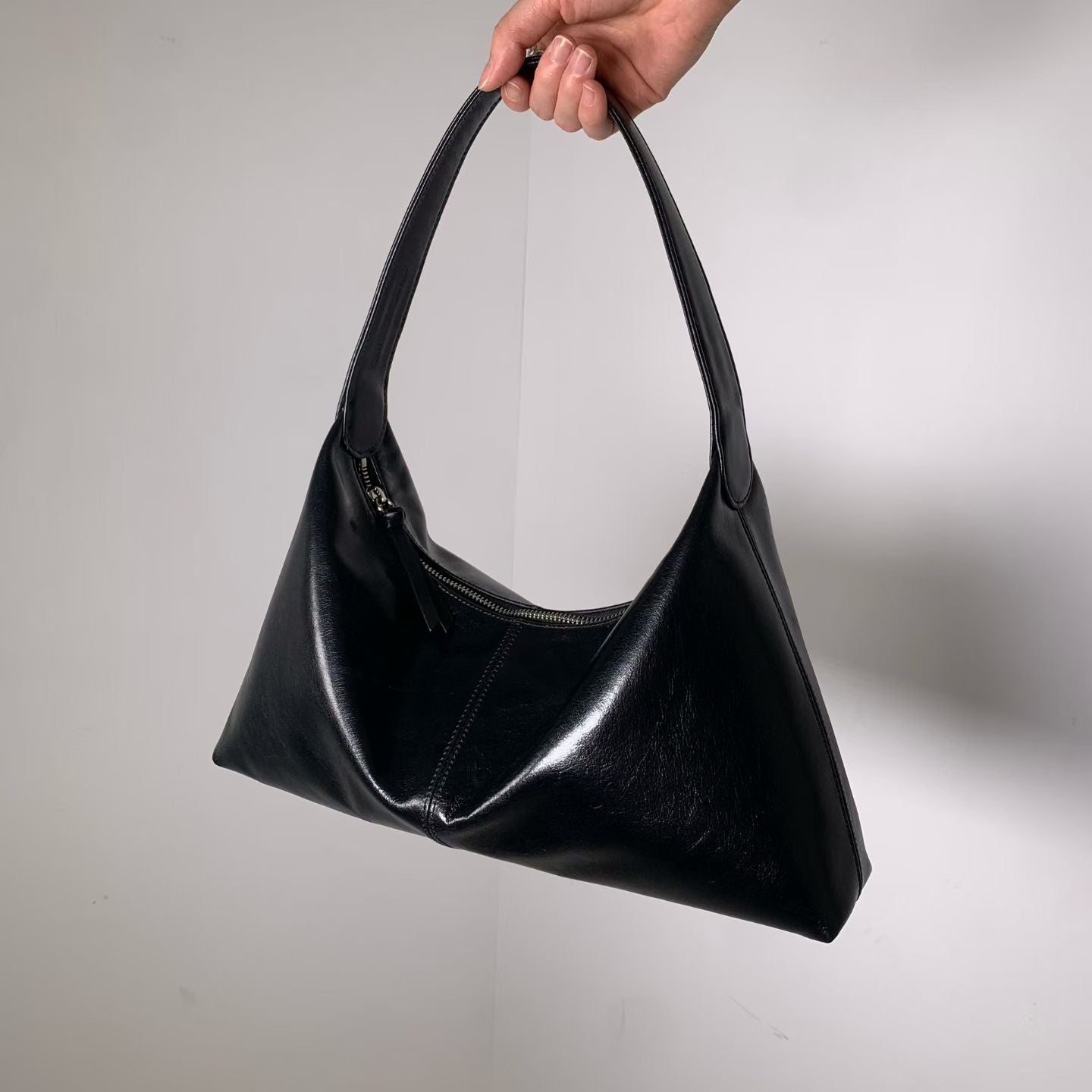 leather bag, hobo bag, cowhide bag, bucks and leather, coin bag, genuine leather bag, made in korea, bag from korea, 韓國製造，韓國真皮袋，韓國設計師品牌，牛皮袋，媽咪袋，mommy bag, hobo袋，韓國代購