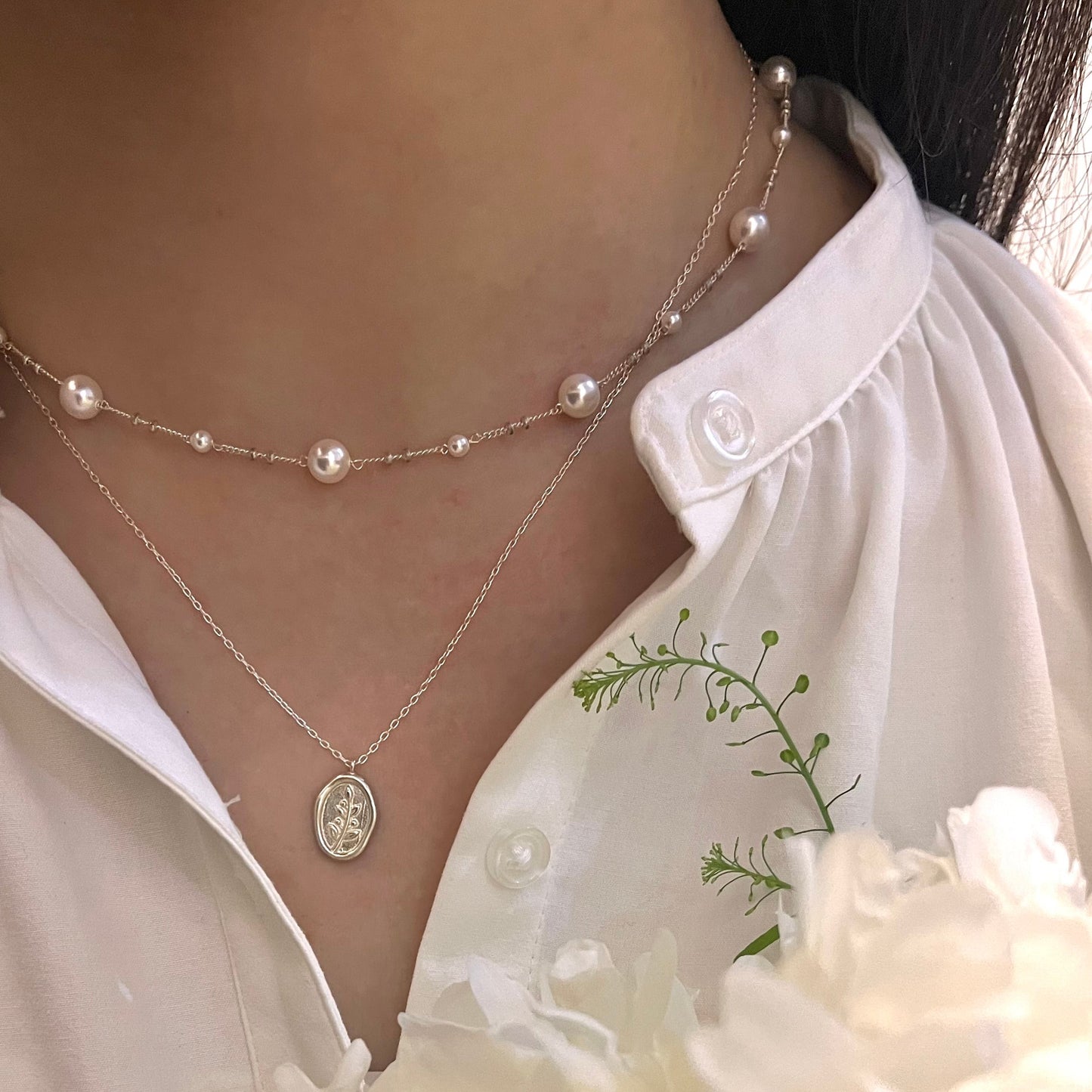Discover the enchanting N39 Pearl and Star Necklace in premium 925 silver. Lustrous freshwater pearls mingle with celestial star pendants, blending ethereal elegance and timeless charm for everyday sophistication and starry glamour.

#N39Necklace #PearlStarNecklace #925SilverJewelry #PearlPendant #StarNecklace #FashionJewelry #CelestialJewelry #SilverNecklace #LuxuryAccessories #ElegantNecklace

#N39項鍊 #珍珠星星項鍊 #925銀飾 #珍珠吊墜 #星星項鍊 #時尚珠寶 #天體飾品 #銀項鍊 #奢華配件 #優雅項鍊