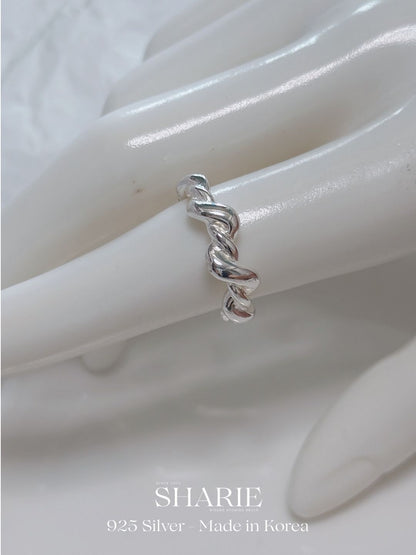 #427 | Croissant Twist Ring | 925 Silver
