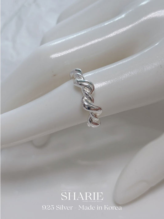 #427 | Croissant Twist Ring | 925 Silver